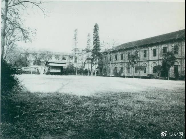 　　1927年3月18日，毛澤東出席在武昌舉行的河南武裝農(nóng)民代表大會(huì)，并作湖南農(nóng)運(yùn)狀況報(bào)告。圖為大會(huì)會(huì)場(chǎng)——武昌農(nóng)講所大操場(chǎng)。